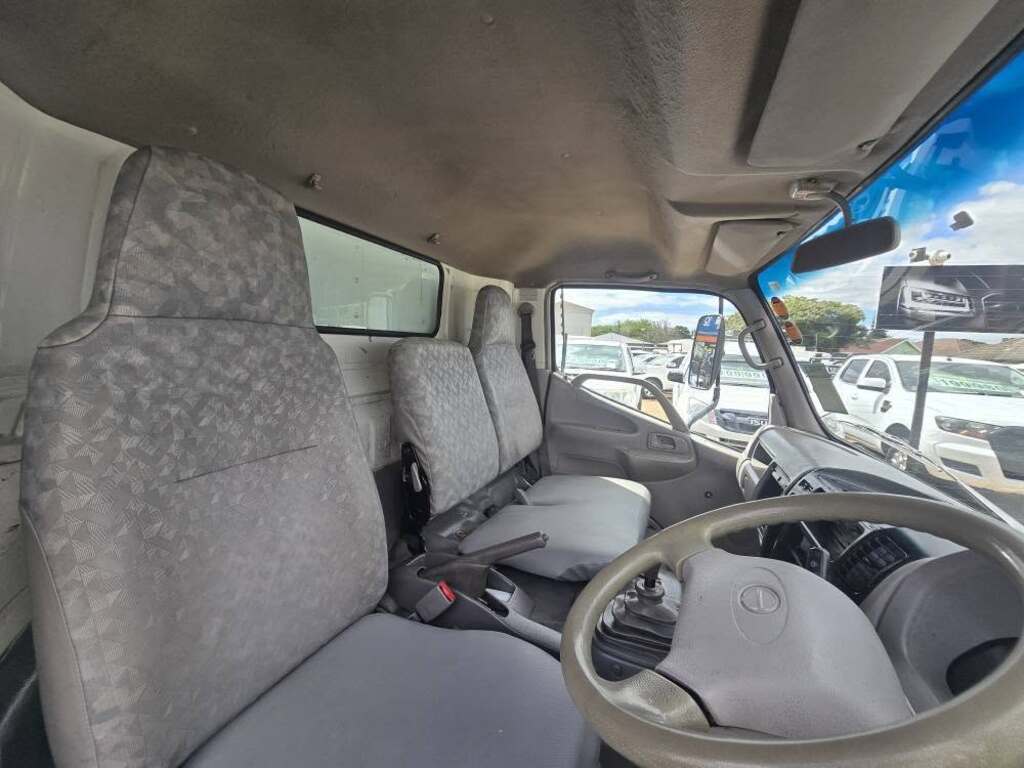 2011 HINO HINO 300 814 LWB F/C C/C