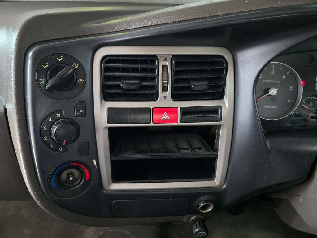 2005 HYUNDAI BAKKIE 2.6i D F/C D/S