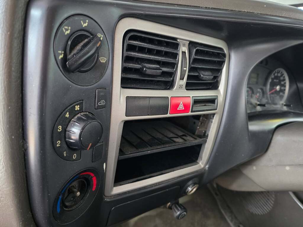 2005 HYUNDAI BAKKIE 2.6i D F/C D/S